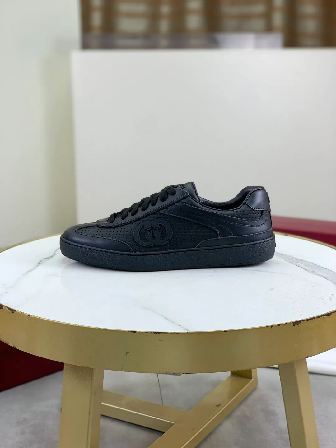 Men's shoes 💰P562 New GUCCI classic design moral training element catwalk model, matching version of top quality moral training shoes for men and women. Epoxy logo process is concave and convex, matching oil edge technology, punched cowhide cloth surface, suede cowhide surface splicing, breathable and not stuffy, the original overlasted shoe model is comfortable on the feet.  Fabric: Matched leather + cloth + mesh Lining: Water-dyed sheepskin Foot: Water-dyed sheepskin Outsole: Original molded TP matching environmentally friendly material Packaging: Top counter full set of packaging Female 35-42 (Female 41.42. Customized) Male 39-46 (46 customized)